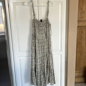 Carly Jean floral midi dress- L